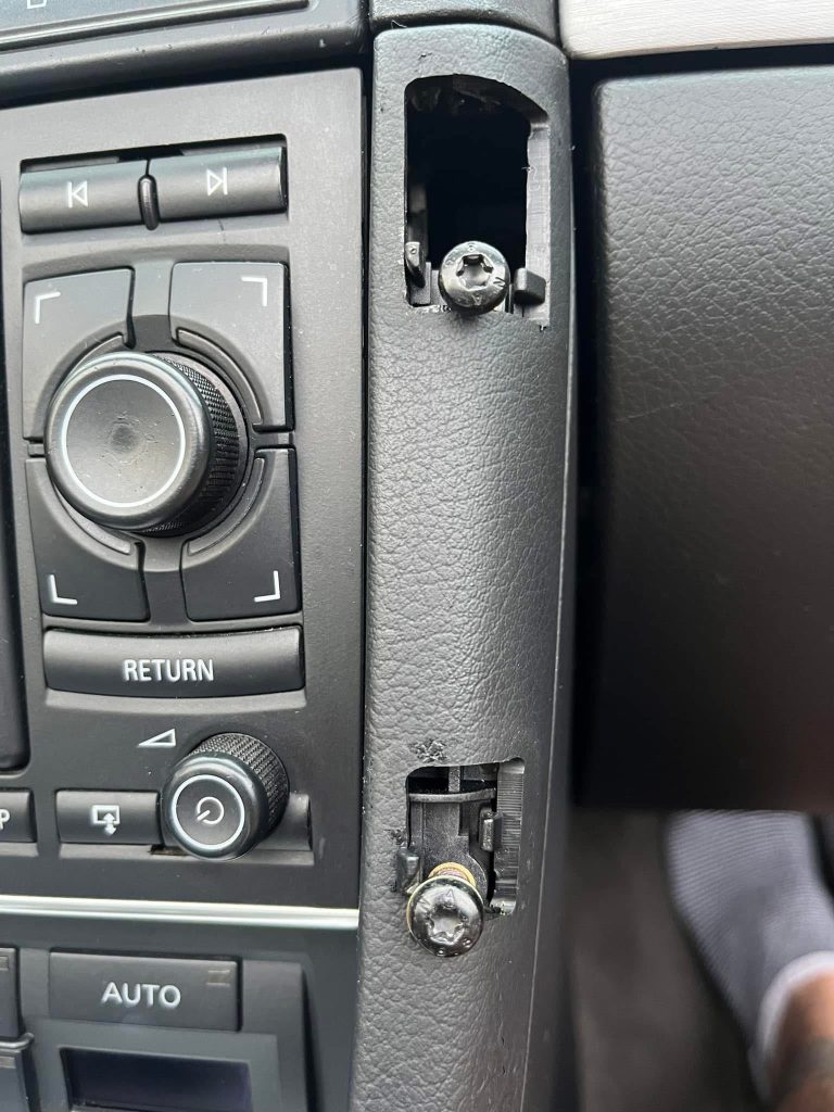 Montaż zaślepki Audi A4 B6 B7 – szybka instalacja bez kleju