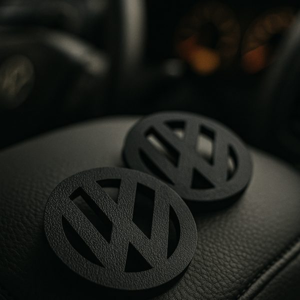 DTS FRESHBADGE – Kratka wentylacyjna podszybia z logiem VW | Golf 4 / Bora / Passat B5