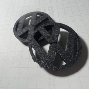 DTS FRESHBADGE – Kratka wentylacyjna podszybia z logiem VW | Golf 4 / Bora / Passat B5 - obrazek 4