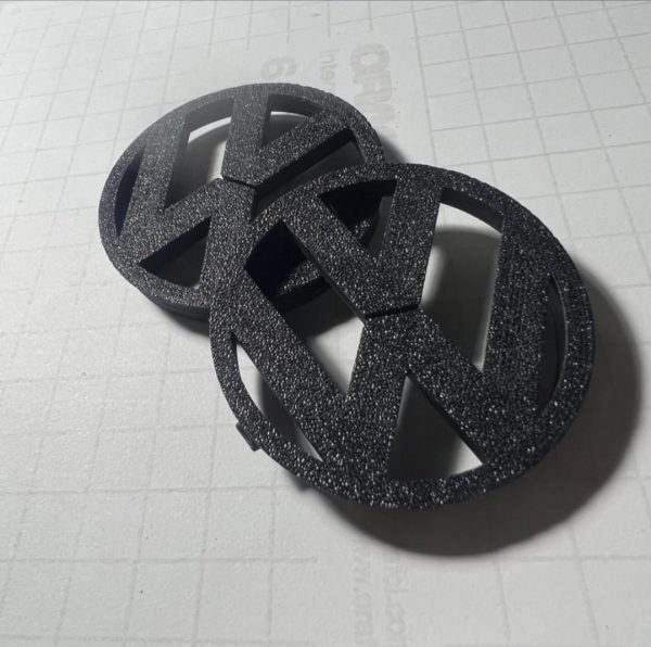 DTS FRESHBADGE – Kratka wentylacyjna podszybia z logiem VW | Golf 4 / Bora / Passat B5 - obrazek 4