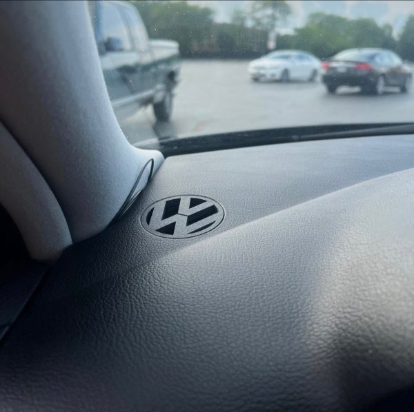 DTS FRESHBADGE – Kratka wentylacyjna podszybia z logiem VW | Golf 4 / Bora / Passat B5 - obrazek 2