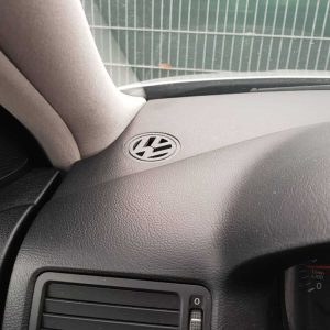 DTS FRESHBADGE – Kratka wentylacyjna podszybia z logiem VW | Golf 4 / Bora / Passat B5 - obrazek 3