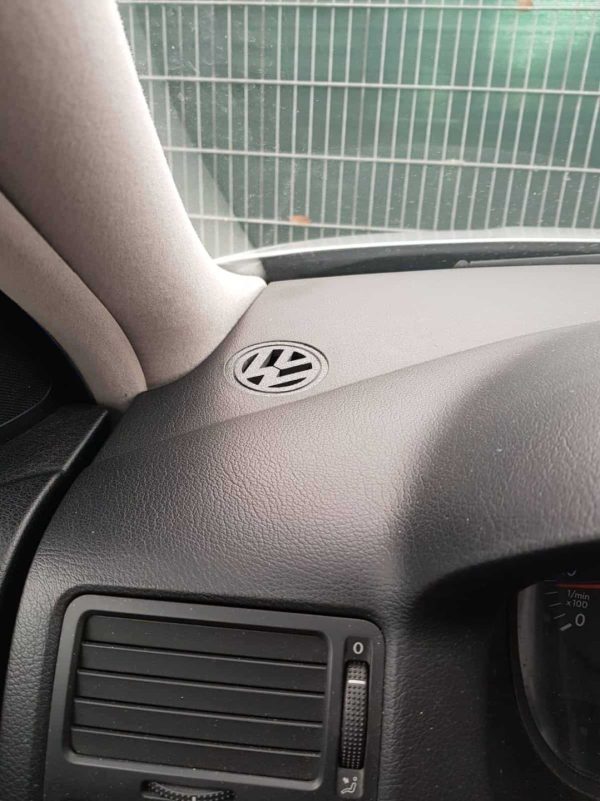 DTS FRESHBADGE – Kratka wentylacyjna podszybia z logiem VW | Golf 4 / Bora / Passat B5 - obrazek 3