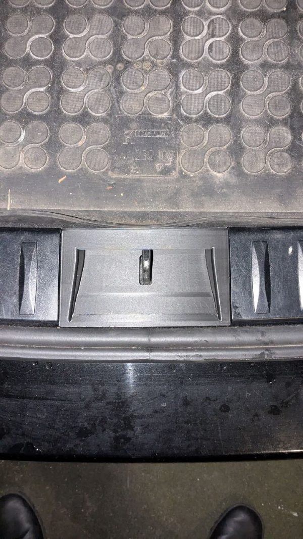 Osłona zamka klapy tylnej – BMW Seria 3 E91 Touring (2005–2012) - obrazek 4