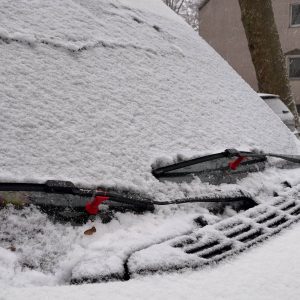 Pionki pod wycieraczki zamontowane na szybie samochodu
