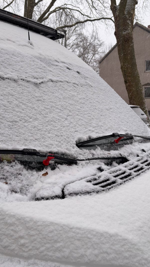Pionki pod wycieraczki zamontowane na szybie samochodu