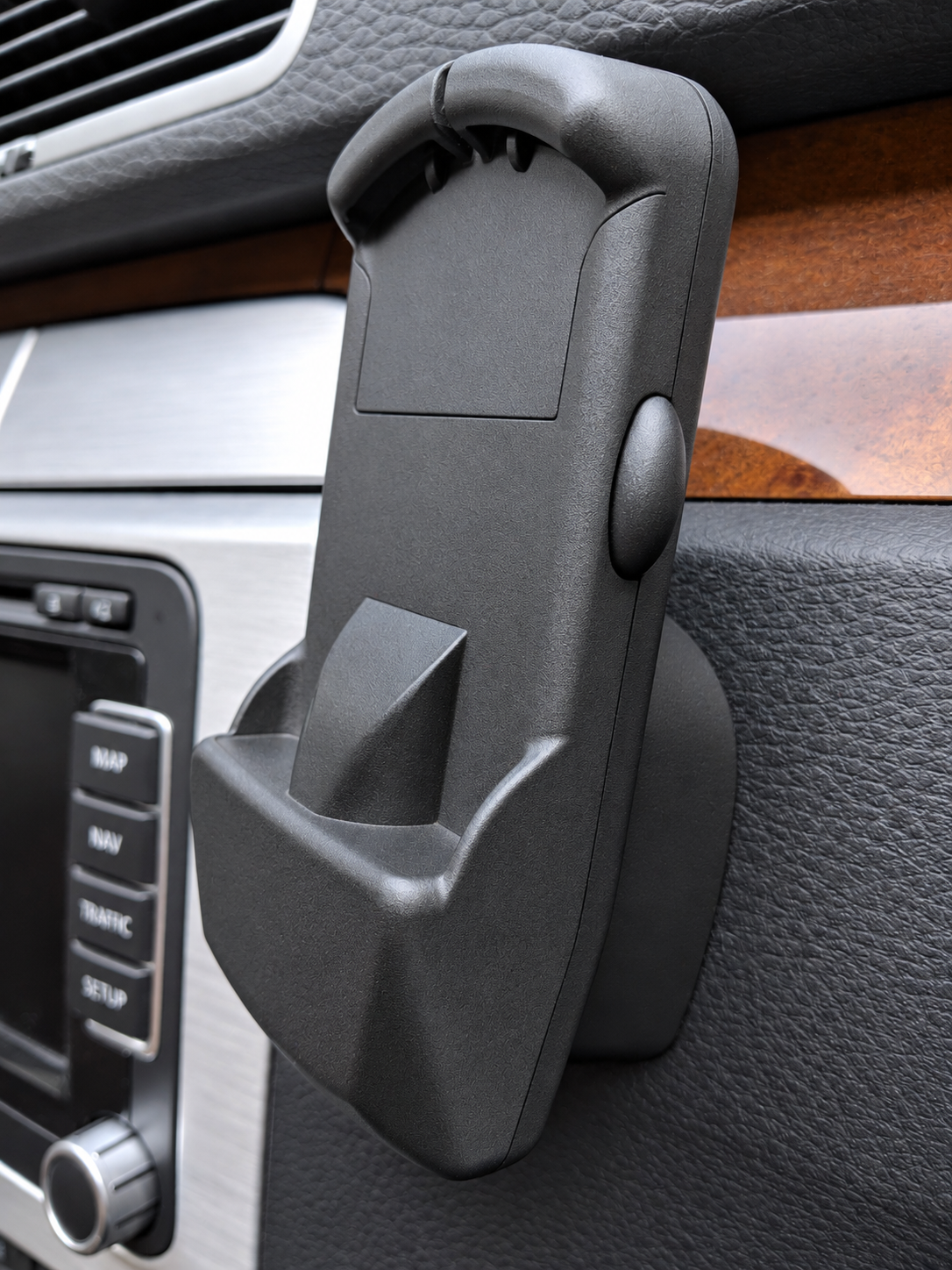 Fabryczny uchwyt telefonu Volkswagen Passat B6 w pozycji zamkniętej