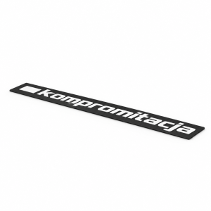 Plakietka KOMPROMITACJA BMW 130 mm – widok pod kątem